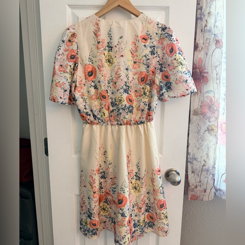 Elegant Nordic Floral Dress with V-Neck - Picture 3 of 6
